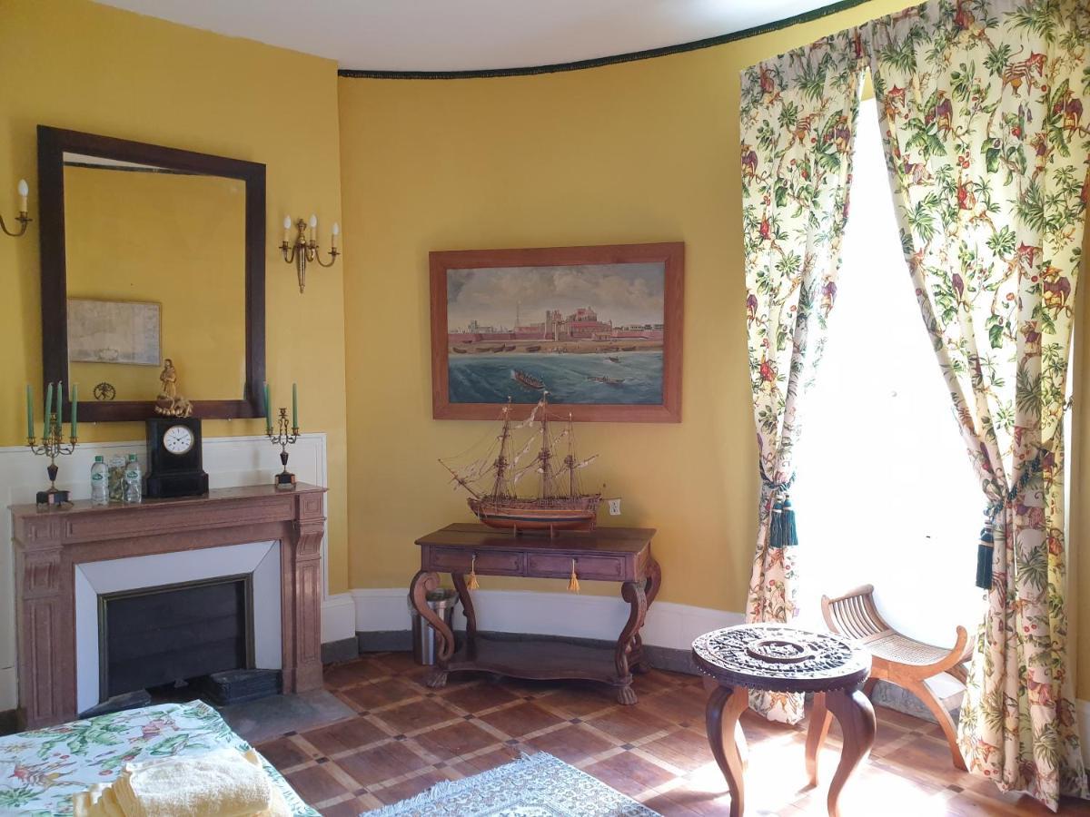 Chateau De Bonnet Les Oules Bed and breakfast *